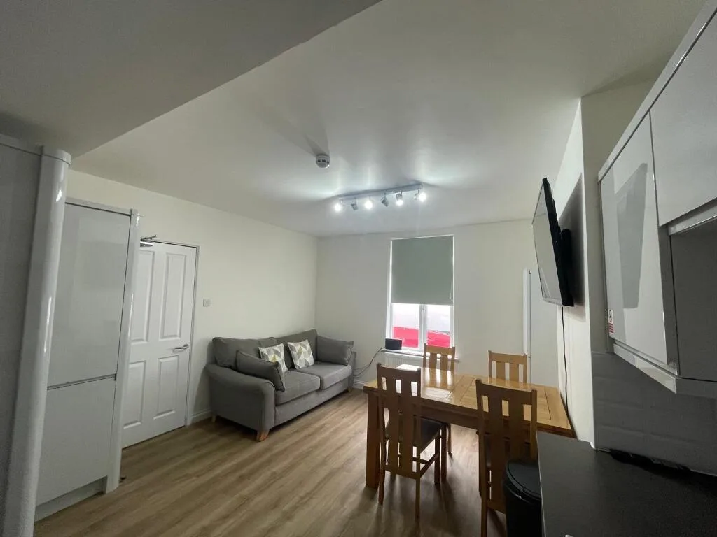6 bedroom terraced house for rent