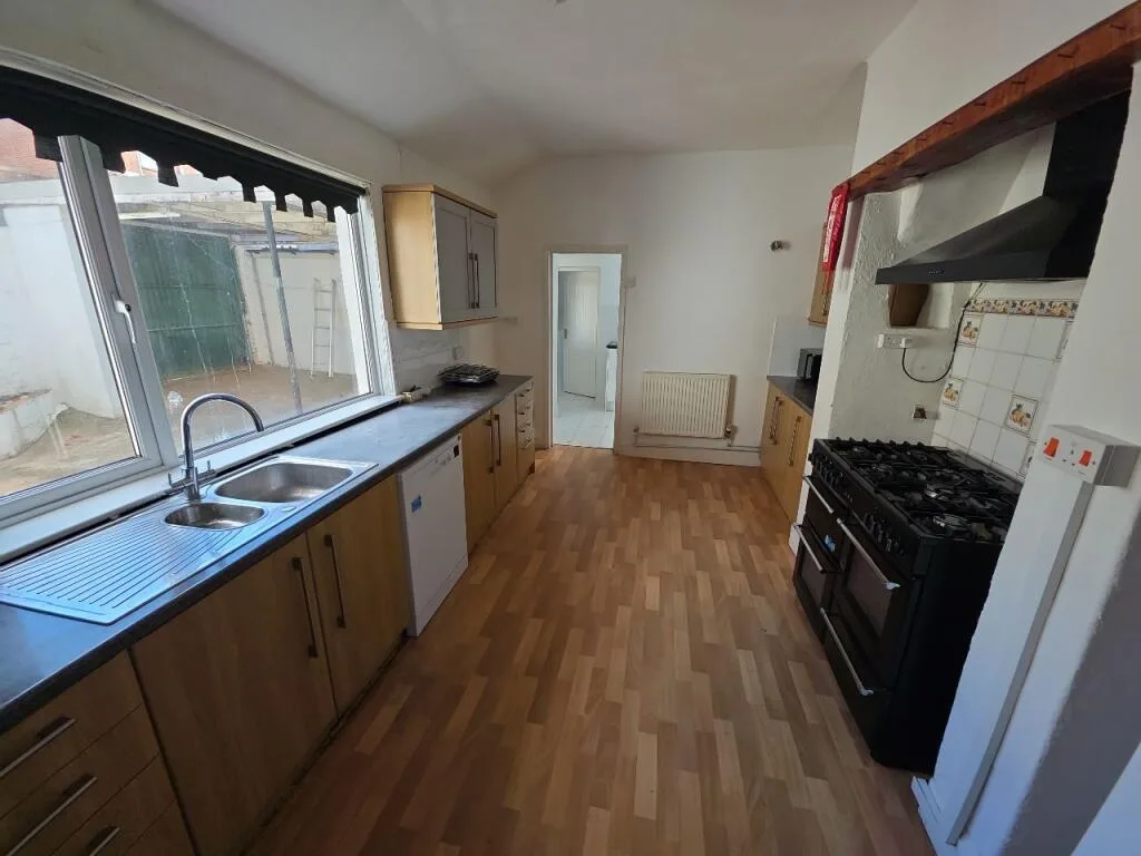 6 bedroom terraced house for rent