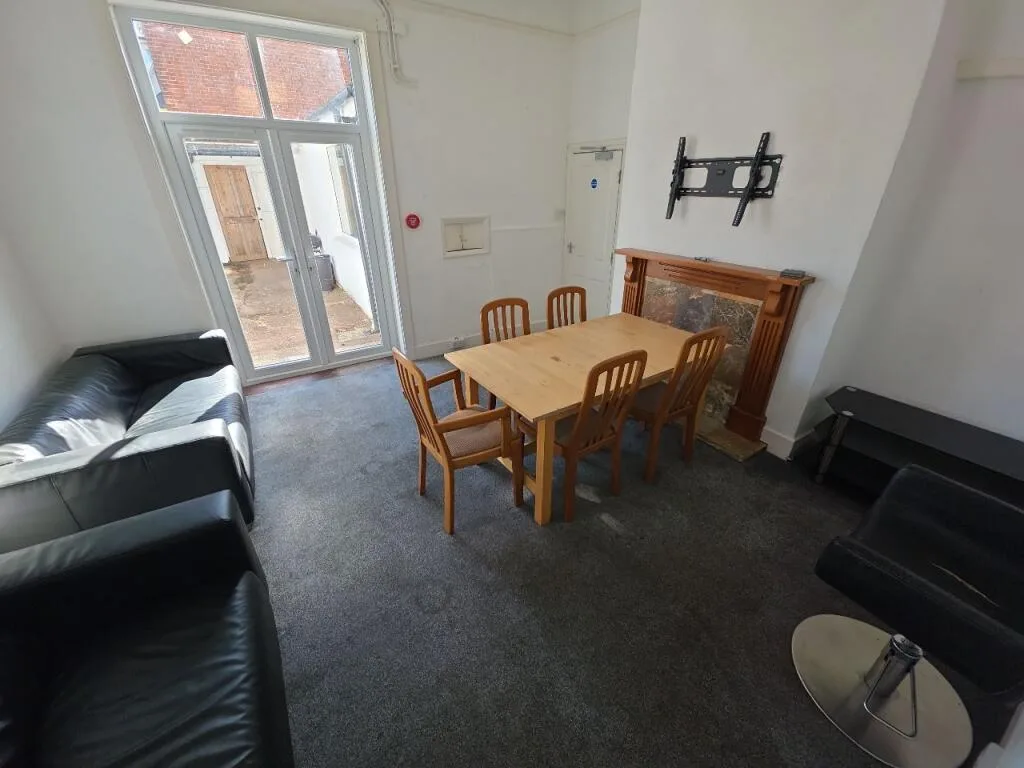 6 bedroom terraced house for rent