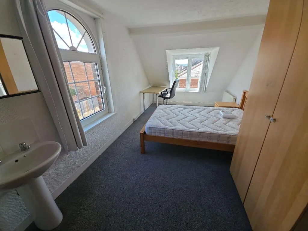 6 bedroom terraced house for rent