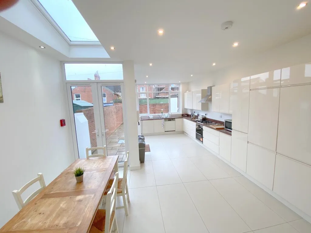 5 bedroom terraced house for rent
