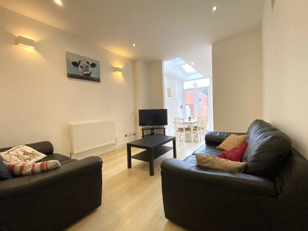 5 bedroom terraced house for rent