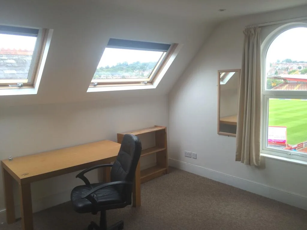 6 bedroom semi-detached house for rent