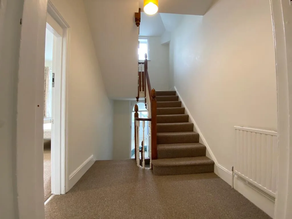 6 bedroom semi-detached house for rent