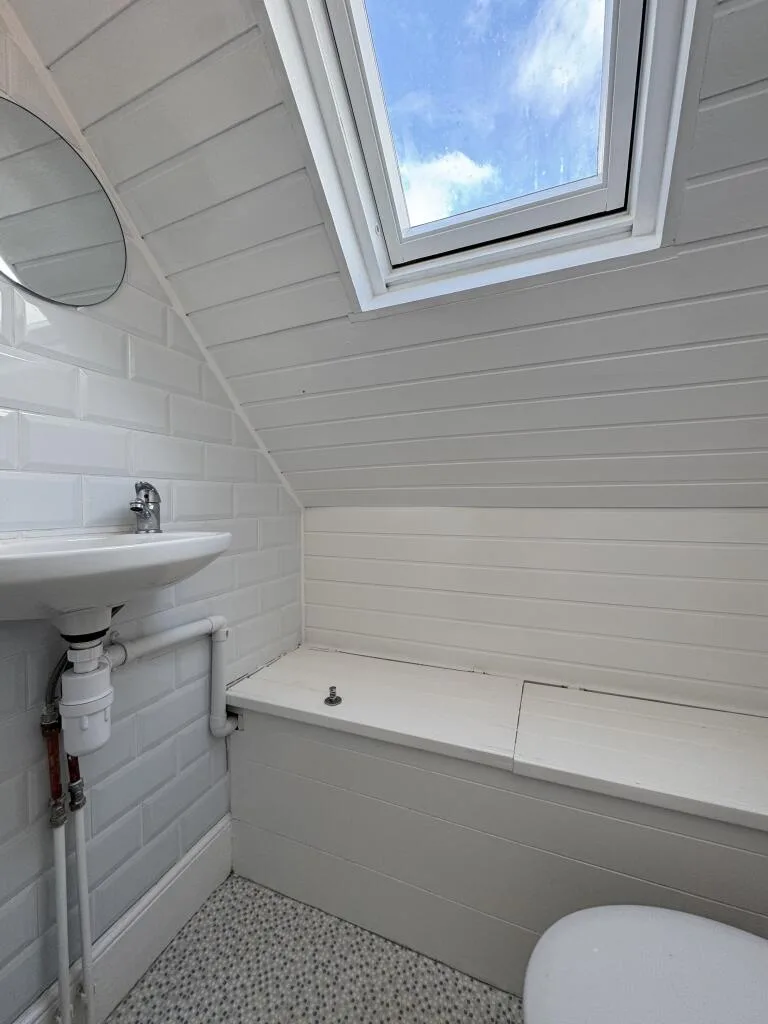 6 bedroom semi-detached house for rent