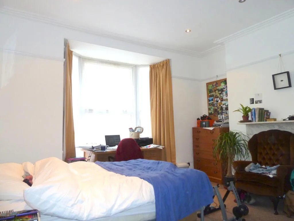 6 bedroom semi-detached house for rent