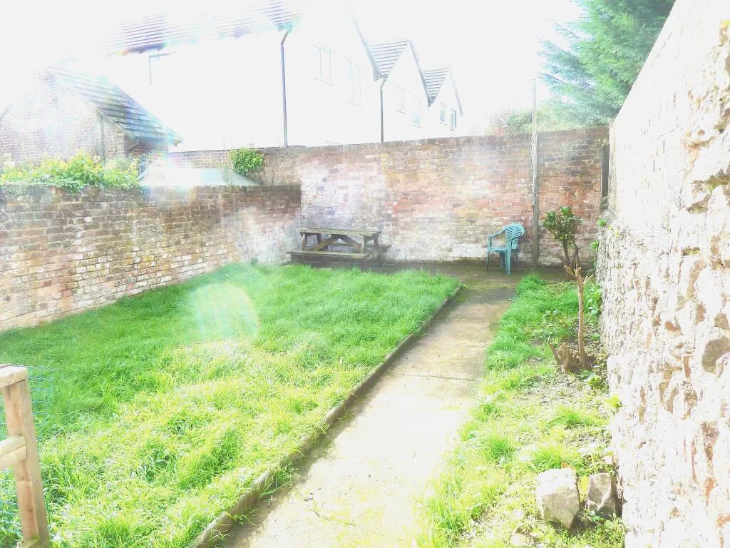 6 bedroom semi-detached house for rent