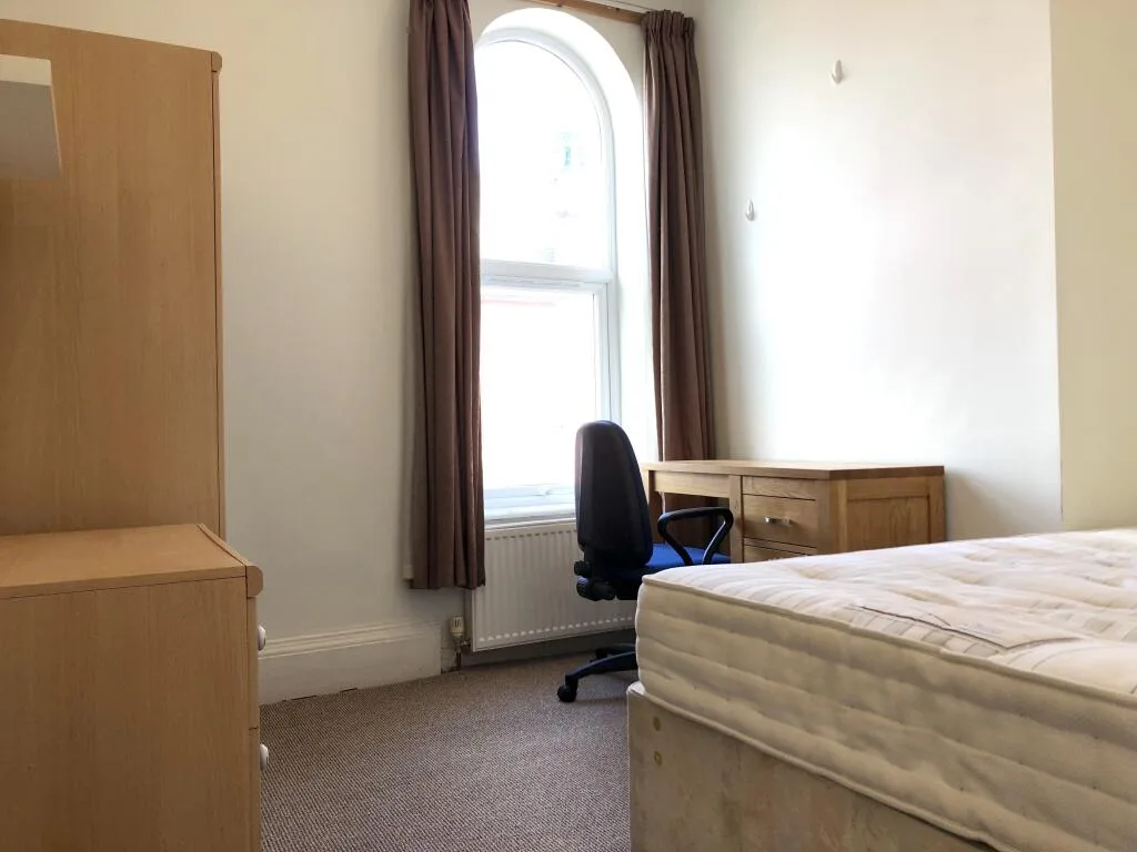 6 bedroom semi-detached house for rent