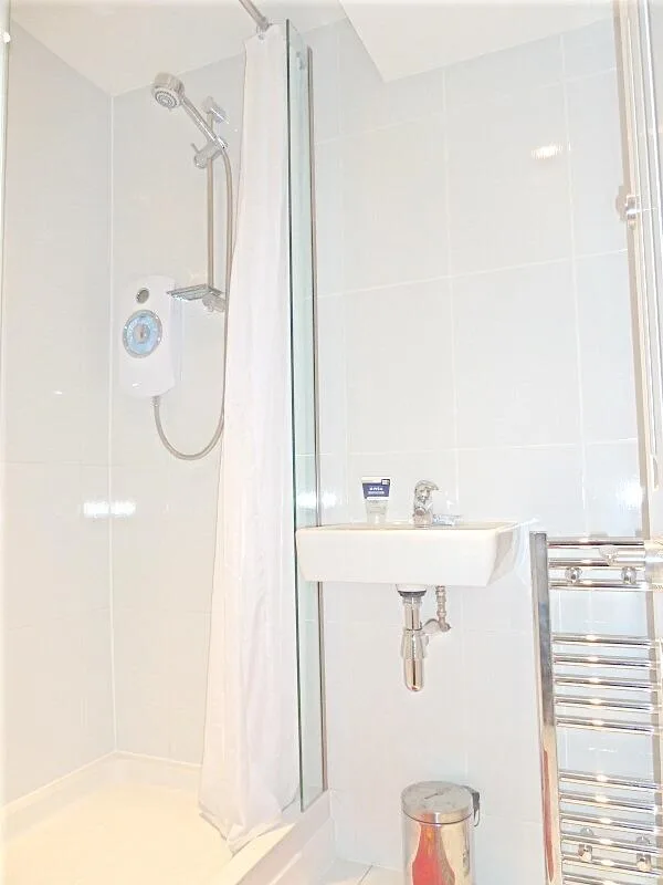 6 bedroom semi-detached house for rent