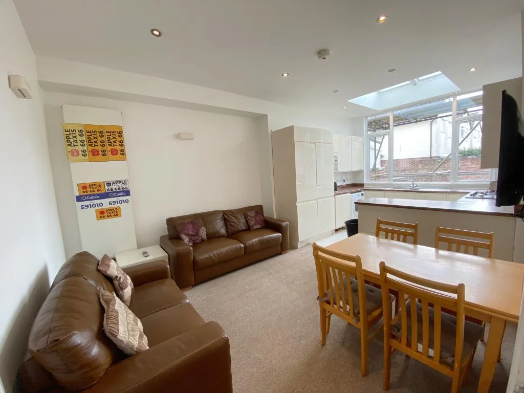 6 bedroom semi-detached house for rent