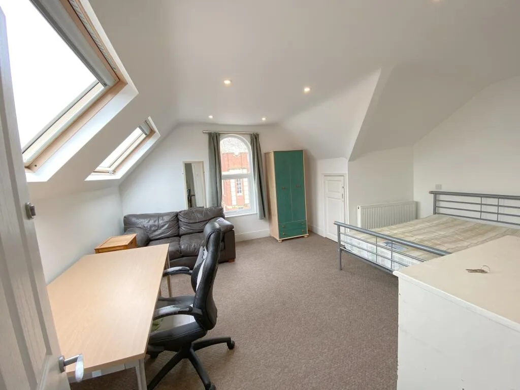 6 bedroom semi-detached house for rent