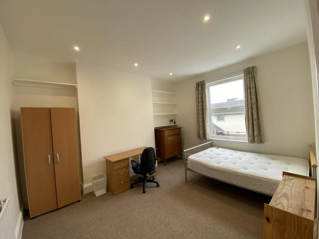 6 bedroom semi-detached house for rent