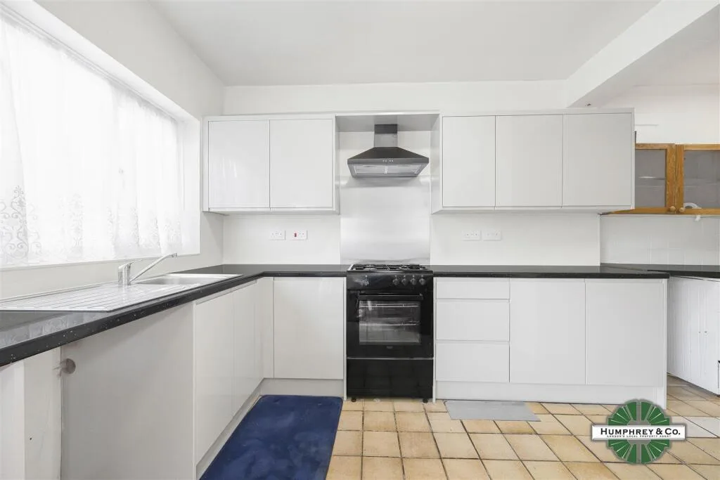 4 bedroom semi-detached house for rent