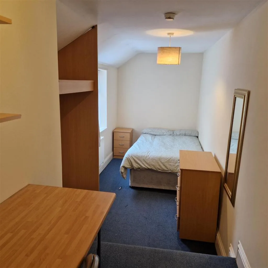 5 bedroom terraced house for rent