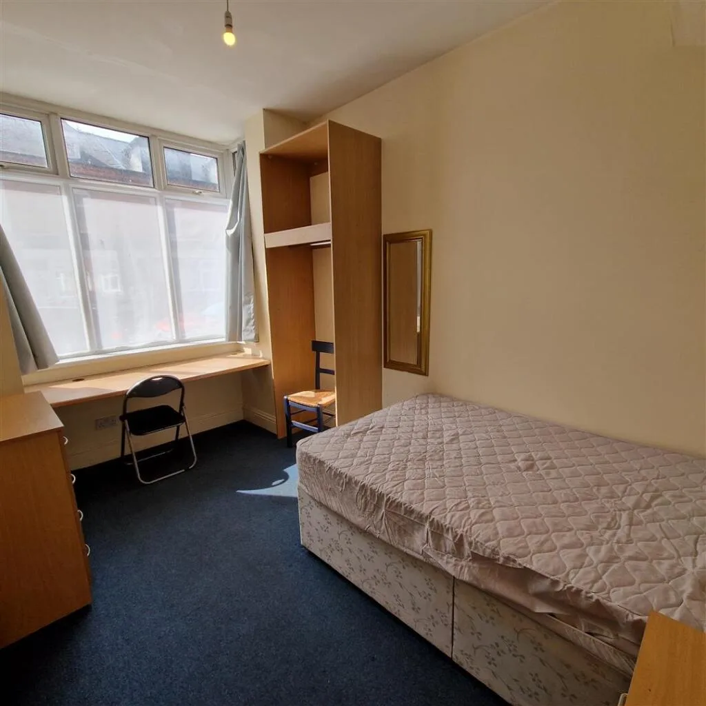 5 bedroom terraced house for rent