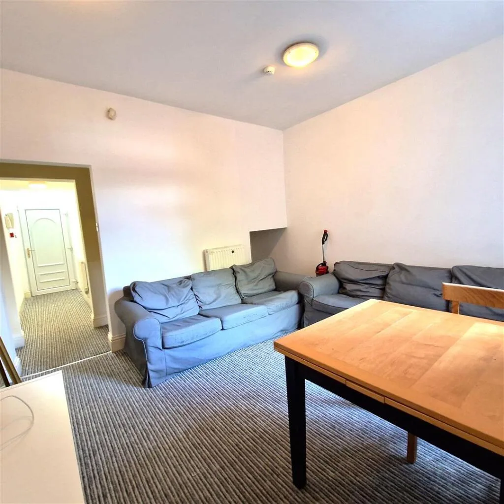 5 bedroom terraced house for rent