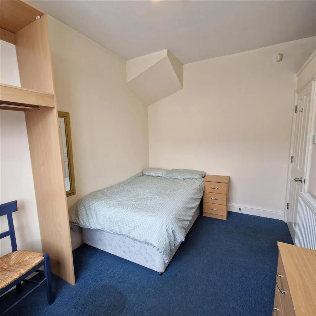 5 bedroom terraced house for rent