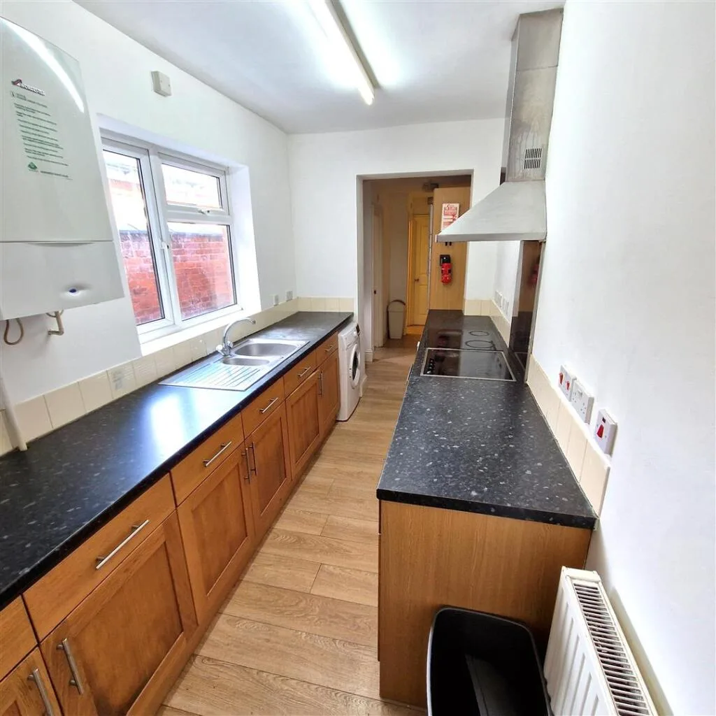 5 bedroom terraced house for rent