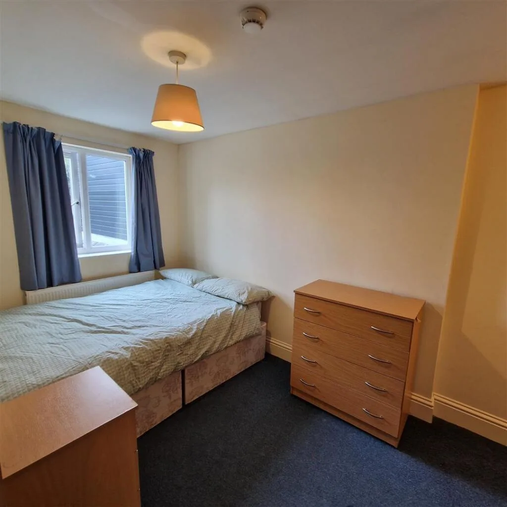 5 bedroom terraced house for rent