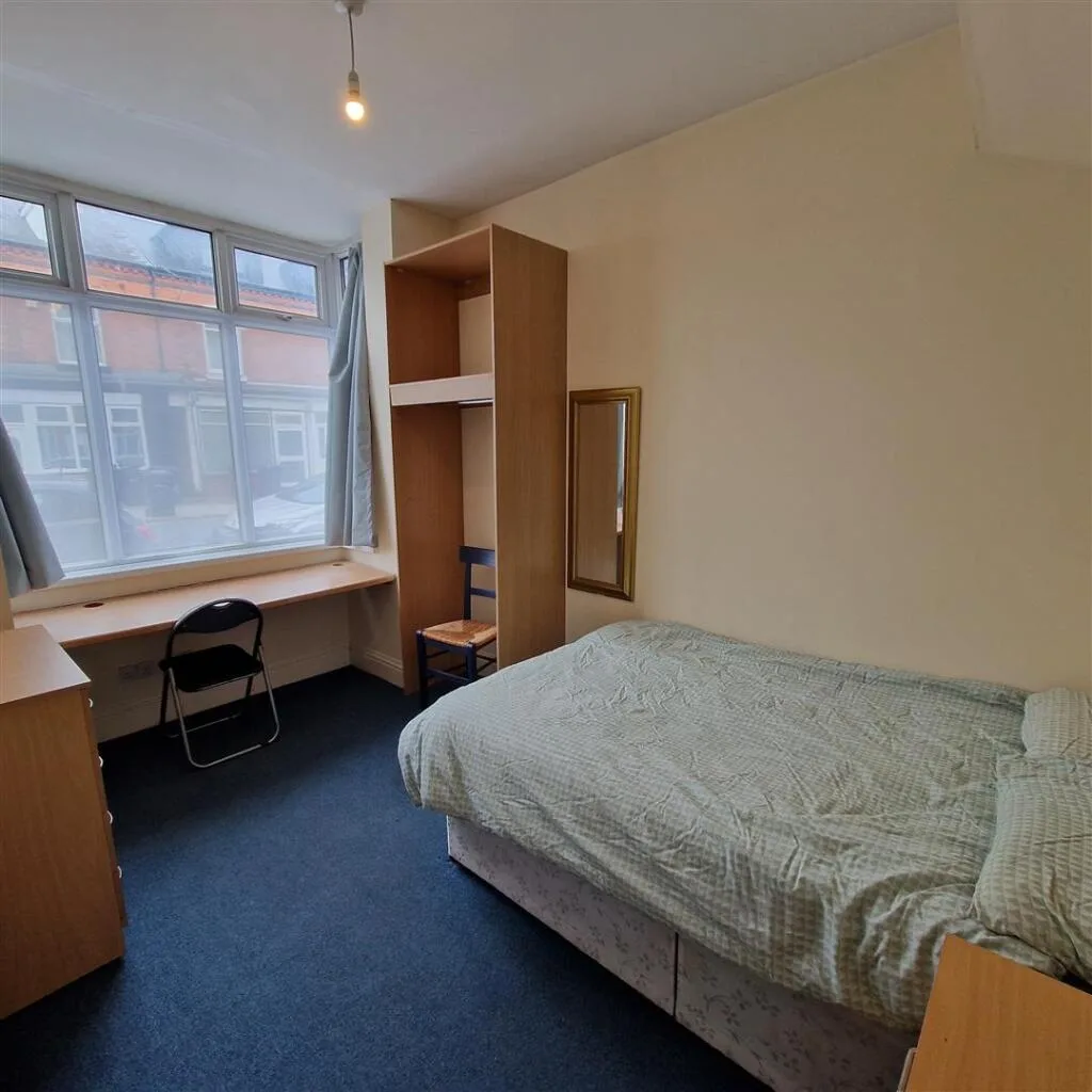 5 bedroom terraced house for rent