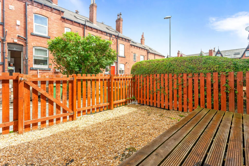 5 bedroom terraced house for rent