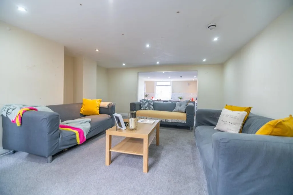 8 bedroom terraced house for rent