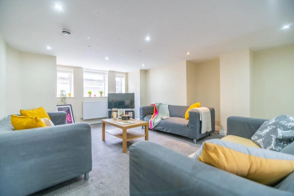 8 bedroom terraced house for rent