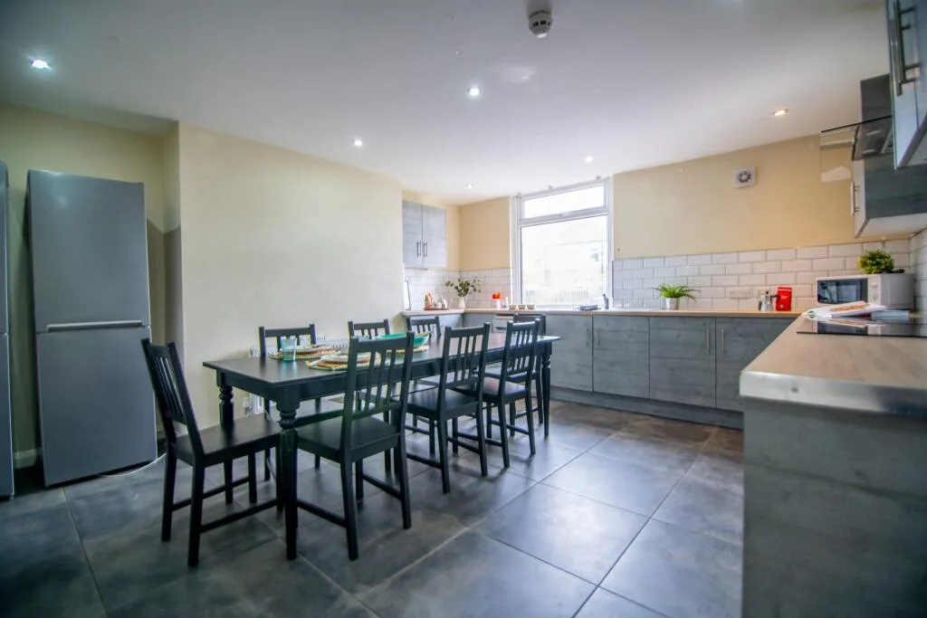 8 bedroom terraced house for rent