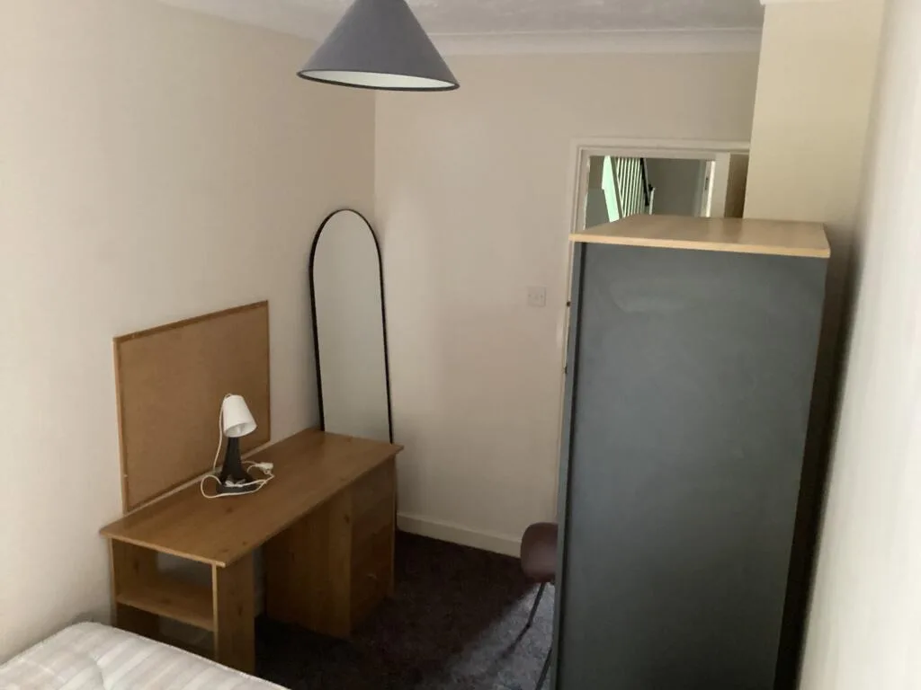 5 bedroom semi-detached house for rent