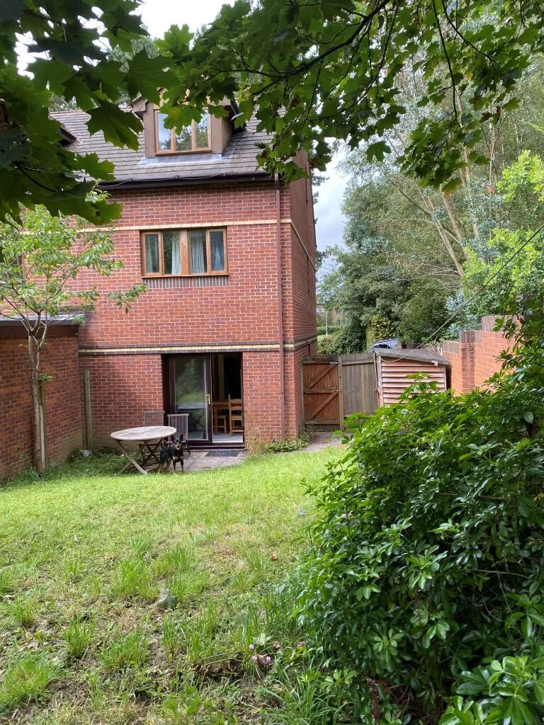 5 bedroom semi-detached house for rent