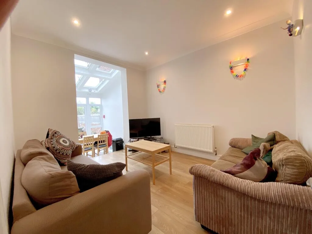 5 bedroom terraced house for rent
