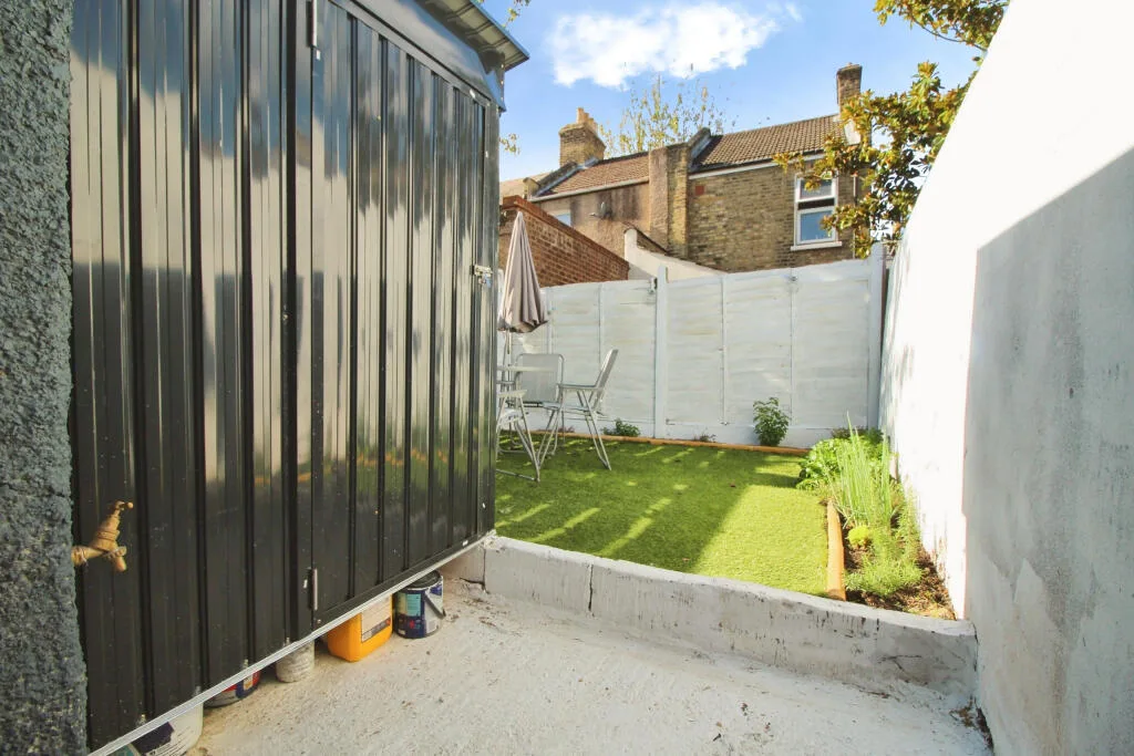 2 bedroom end of terrace house for rent