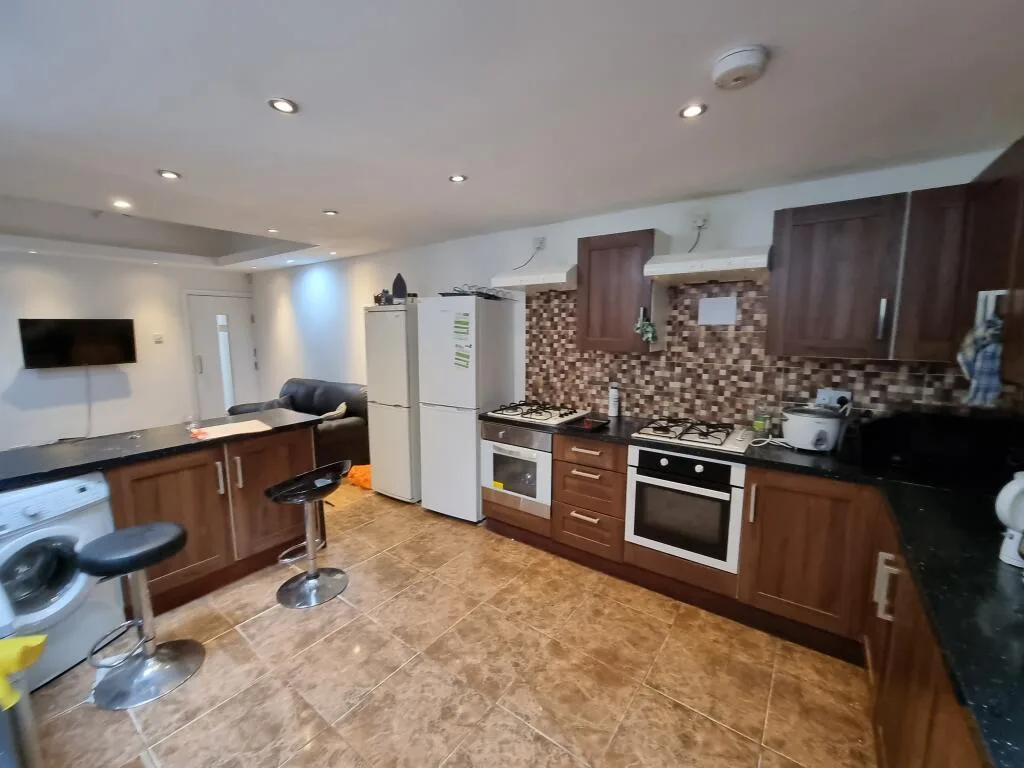 8 bedroom terraced house for rent