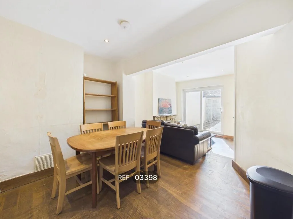 5 bedroom terraced house for rent