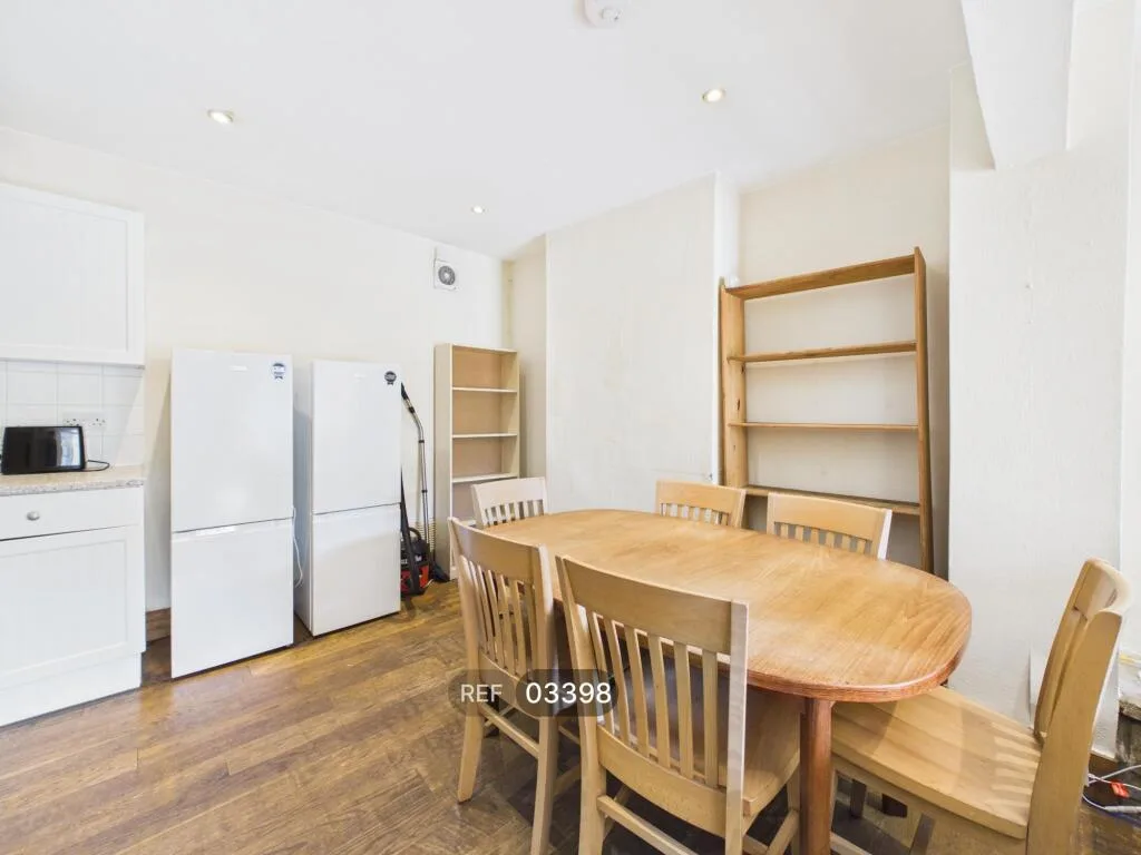 5 bedroom terraced house for rent