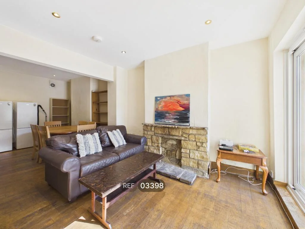 5 bedroom terraced house for rent