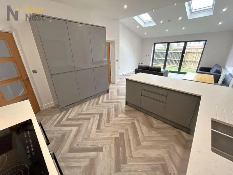 5 bedroom terraced house for rent