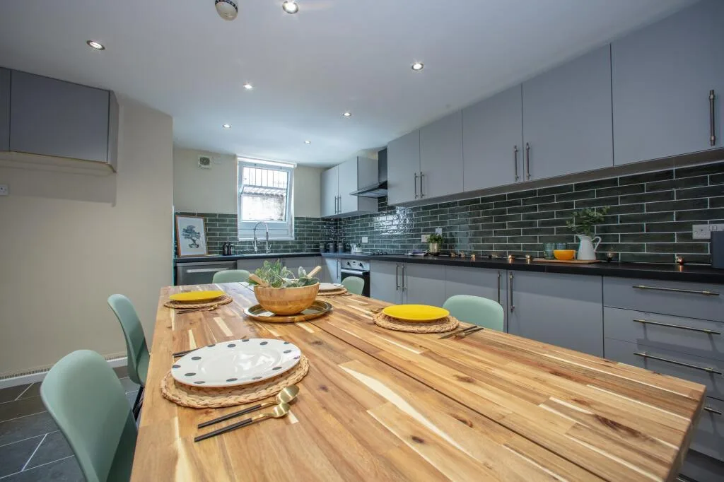 6 bedroom terraced house for rent
