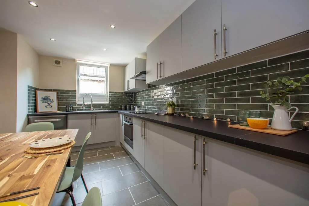6 bedroom terraced house for rent