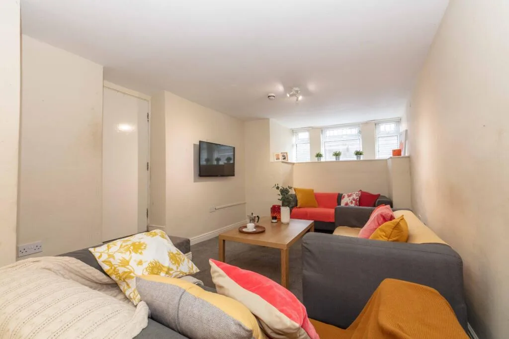 8 bedroom terraced house for rent