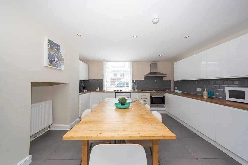 8 bedroom terraced house for rent