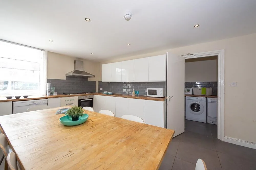 8 bedroom terraced house for rent