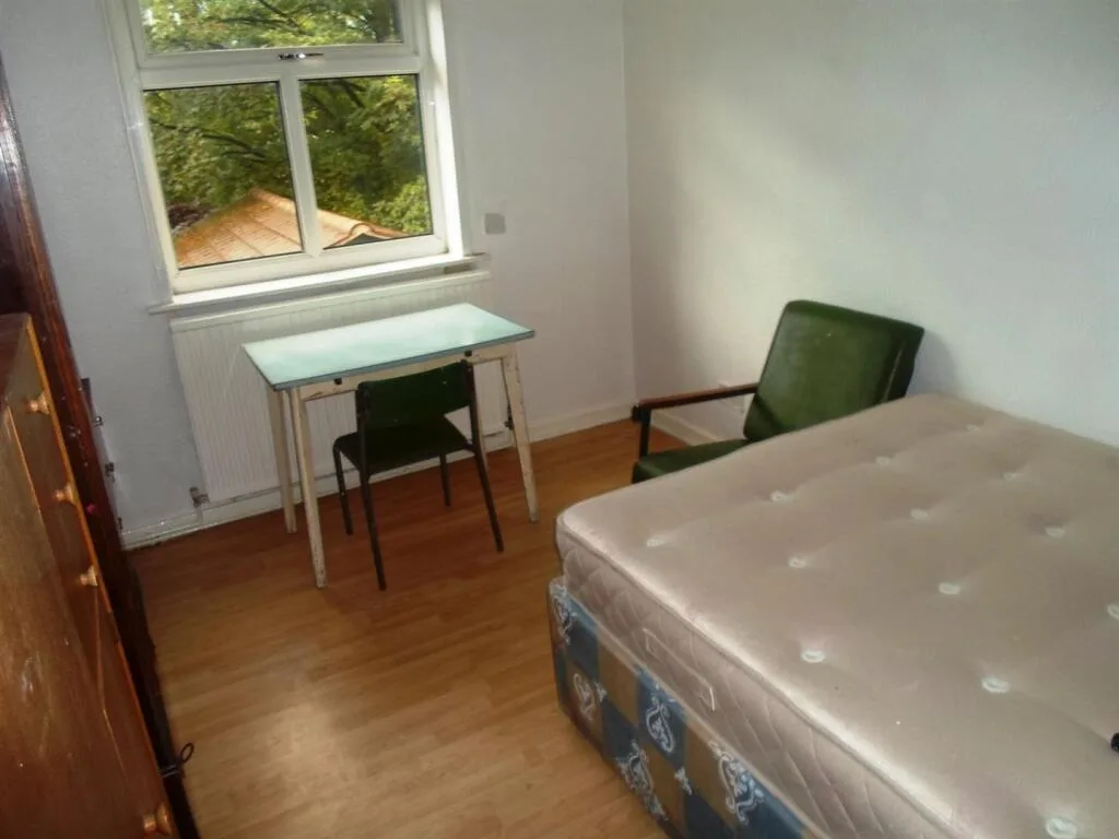 5 bedroom semi-detached house for rent