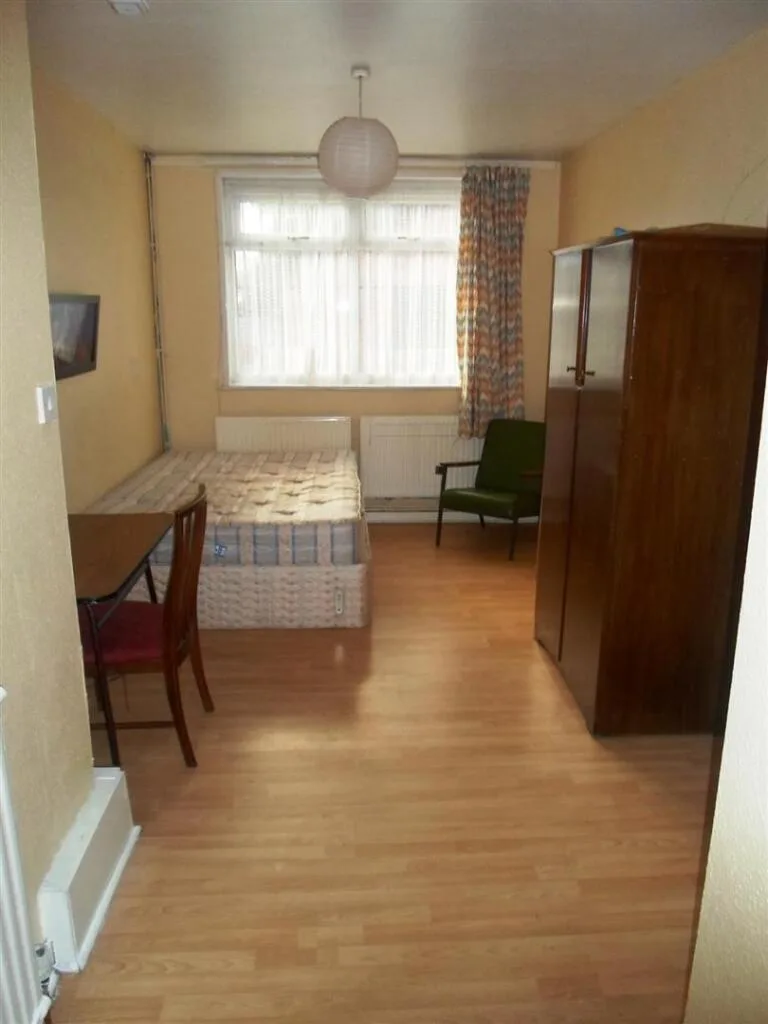 5 bedroom semi-detached house for rent