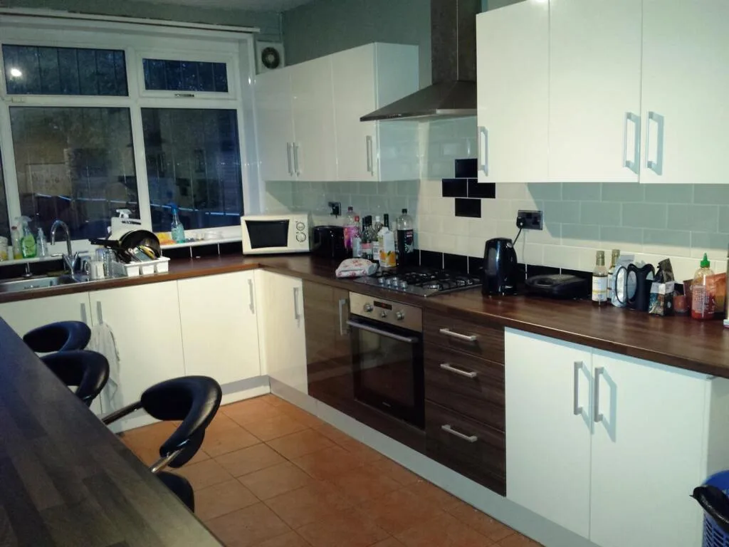 5 bedroom semi-detached house for rent
