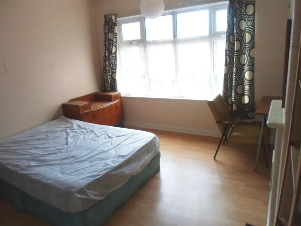5 bedroom semi-detached house for rent