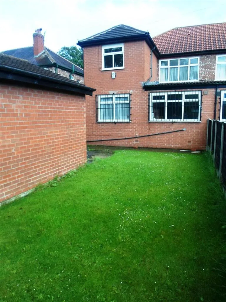 5 bedroom semi-detached house for rent