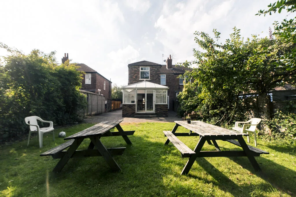 6 bedroom semi-detached house for rent