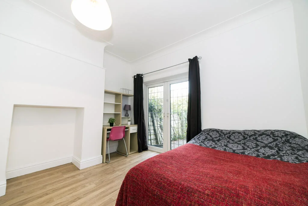 6 bedroom semi-detached house for rent