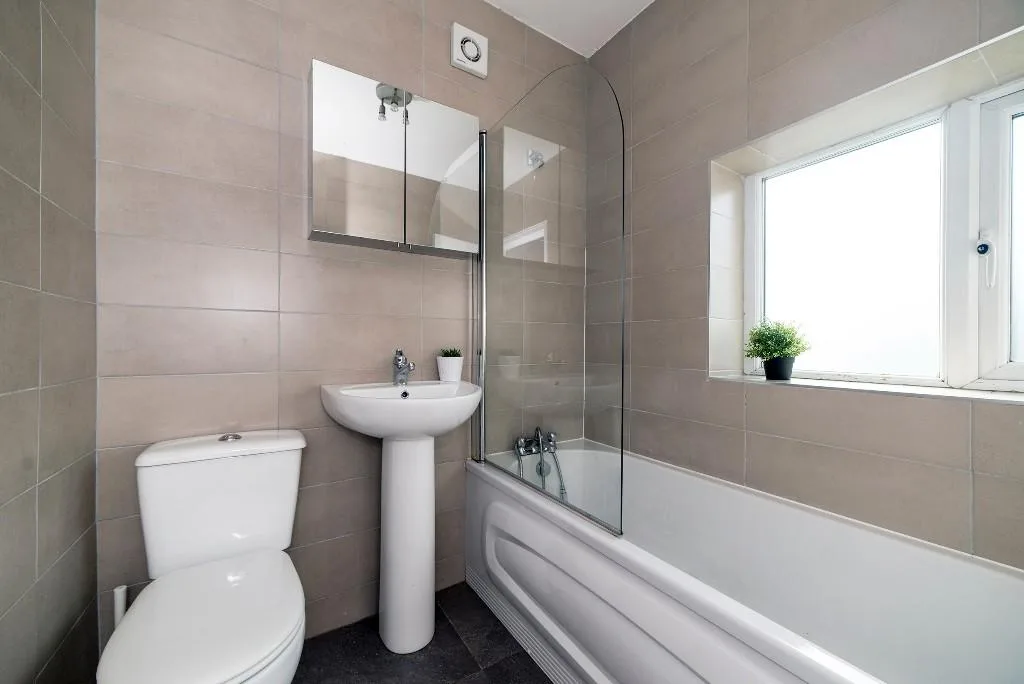 6 bedroom semi-detached house for rent